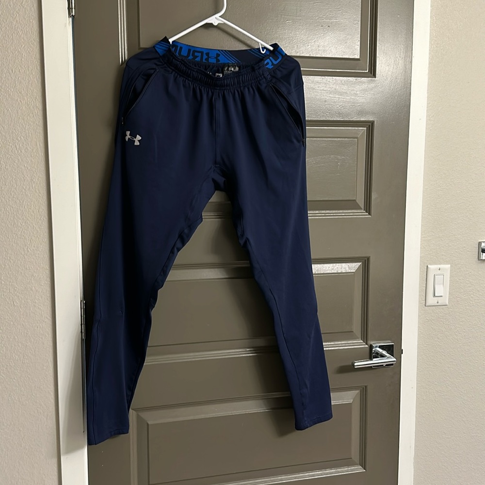 Men’s medium navy blue under armor dri fit material pants. Fairly worn.